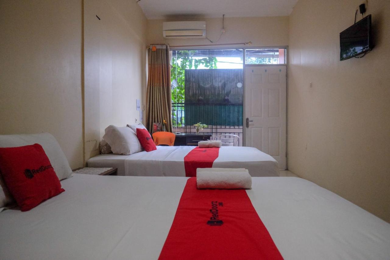 Hotel Reddoorz Near Jalan Wolter Monginsidi Manado Esterno foto