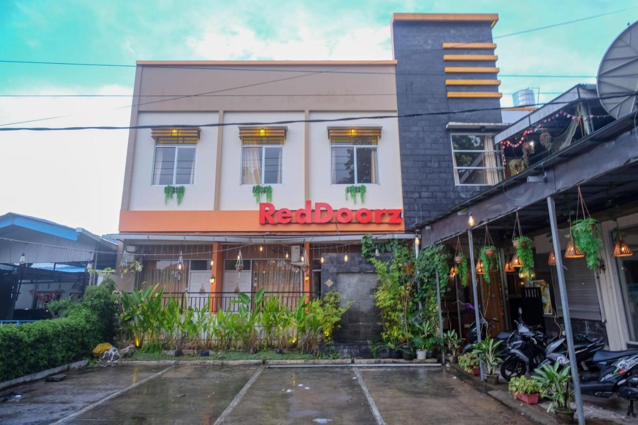 Hotel Reddoorz Near Jalan Wolter Monginsidi Manado Esterno foto